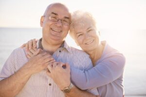 portrait-seniors-love-beach